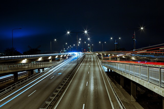 osvětlená dálnice
